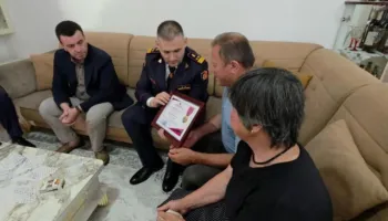 Vrasja e policit Enea Mekolli në krye të detyrës, Hita i dorëzon familjes medaljen e mirënjohjes
