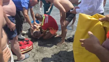 Vrojtuesi i plazhit i shpëton jetën 67-vjeçarit që po lahej në Velipojë, doli nga deti në gjendje kritike