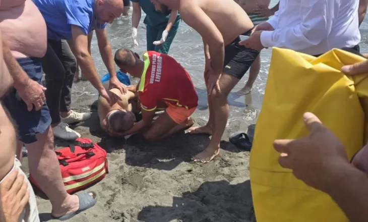 Vrojtuesi i plazhit i shpëton jetën 67-vjeçarit që po lahej në Velipojë, doli nga deti në gjendje kritike