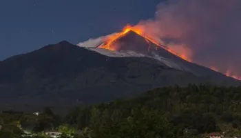 Vullkani Etna shpërthen sërish në Siçili, re hiri mbi ishull dhe kufizime fluturimesh në aeroportin e Katanias