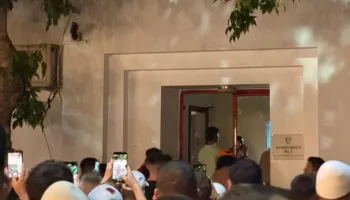 Xhama te thyer dhe shkopinj gome, çfarë ndodhi mbrëmë në protestën para Komisariatit