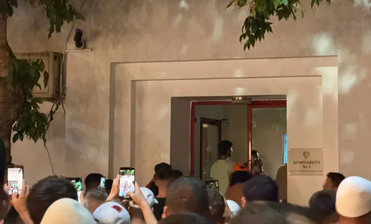 Xhama te thyer dhe shkopinj gome, çfarë ndodhi mbrëmë në protestën para Komisariatit