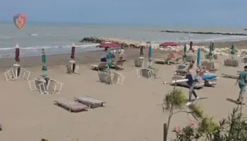 Zaptuan haptuan hapësirat publike në Golem, 3 në hetim! Sekuestrohen 116 çadra dhe 232 shezlongë