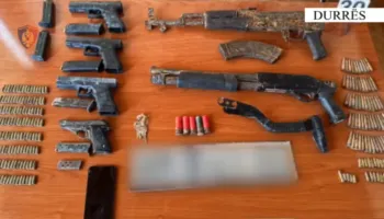 Zbulohet arsenal armësh në Durrës! Arrestohet 20-vjeçari, dyshohet se furnizonte grupet kriminale