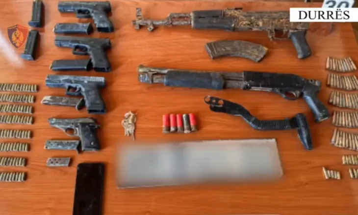 Zbulohet arsenal armësh në Durrës! Arrestohet 20-vjeçari, dyshohet se furnizonte grupet kriminale