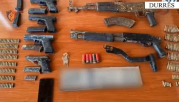 Zbulohet arsenal armësh në Manzë, arrestohet 20-vjeçari
