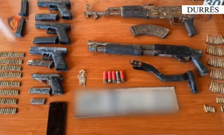 Zbulohet arsenal armësh në Manzë, arrestohet 20-vjeçari