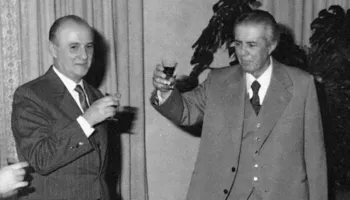 Zbulohet biseda sekrete e Enverit me Mehmetin e Ramizin: Armiqtë tanë mendojnë se mund ta nxisin…