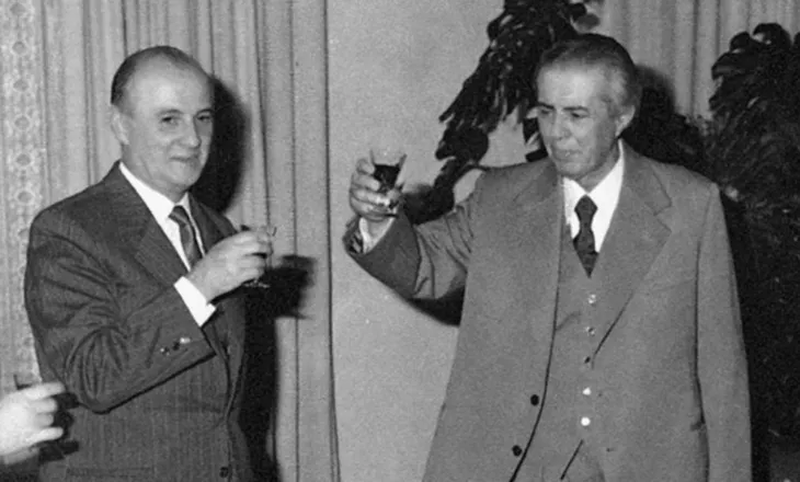 Zbulohet biseda sekrete e Enverit me Mehmetin e Ramizin: Armiqtë tanë mendojnë se mund ta nxisin…