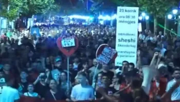 “Zegjine gëk-mëk”, protestuesit ironizojnë deputeten e PS gjatë marshimit në ditën e 44-t të protestës