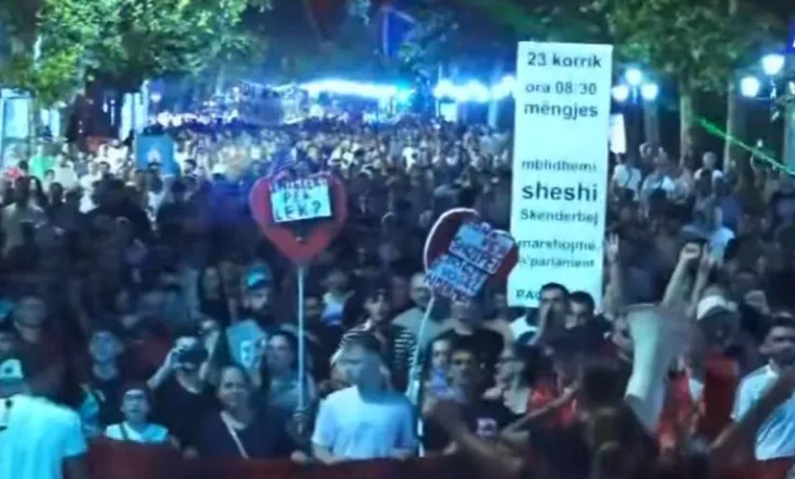 “Zegjine gëk-mëk”, protestuesit ironizojnë deputeten e PS gjatë marshimit në ditën e 44-t të protestës