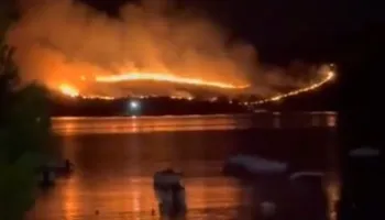 Zjarr gjatë natës në zonën e Gjirit të Hartës në Ksamil