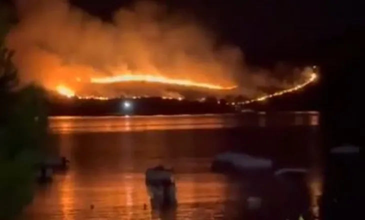 Zjarr gjatë natës në zonën e Gjirit të Hartës në Ksamil