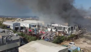 Zjarr i madh në një biznes riciklimi metalesh në Greqi, plagosen dhjetra persona, disa prej tyre në intubim