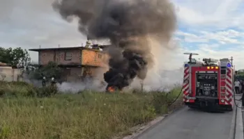 Zjarr i madh në një fushë në Durrës, flakët rrezikojnë banesat në lagjen 16