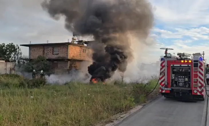 Zjarr i madh në një fushë në Durrës, flakët rrezikojnë banesat në lagjen 16