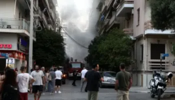 Zjarr masiv në një apartament në Greqi, evakuohen banorët, raportohet edhe për shpërthime