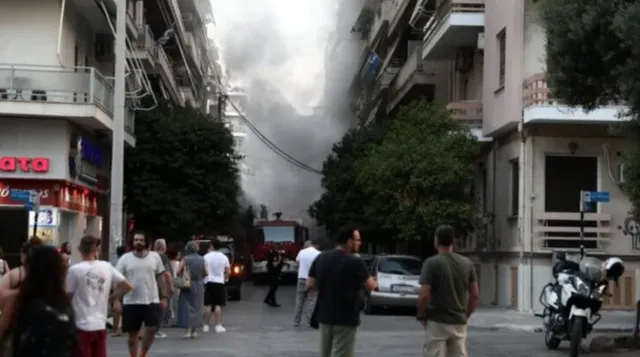 Zjarr masiv në një apartament në Greqi, evakuohen banorët, raportohet edhe për shpërthime