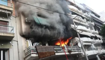Zjarr masiv në një apartament në Greqi, evakuohen banorët