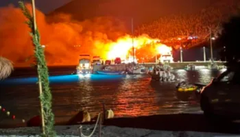 Zjarr masiv në Porto Palermo