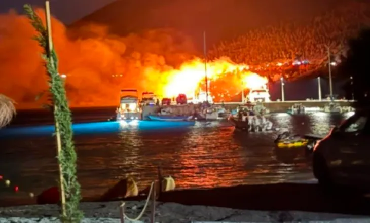 Zjarr masiv në Porto Palermo