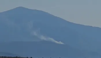 Zjarr masiv pranë Rrugës së Kombit, flakët përhapen në zonën malore pranë tunelit të Kalimashit