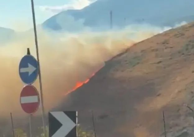 Zjarr në Llaman të Himarës, flakët përfshijnë kodrat e zonës
