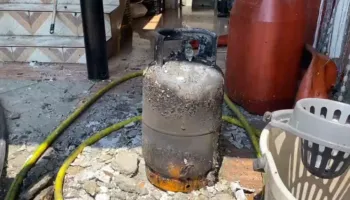 Zjarr në Lushnjë/ Flakët përfshijnë aneksin e një banese, u rrezikuan edhe shtëpitë përreth