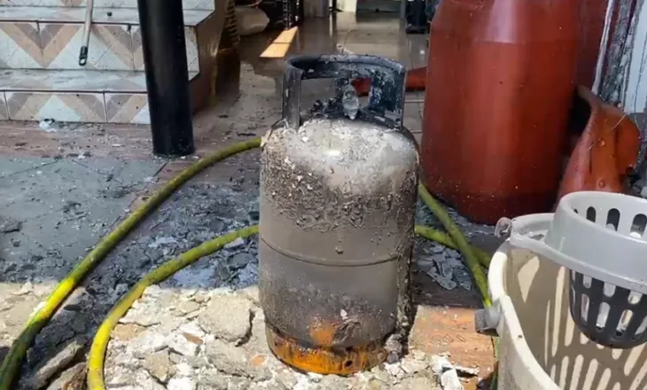 Zjarr në Lushnjë/ Flakët përfshijnë aneksin e një banese, u rrezikuan edhe shtëpitë përreth