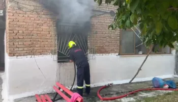Zjarr në një banesë në Korçë, dyshohet për një viktimë, banorët evakuuohen nga forcat zjarrfikëse