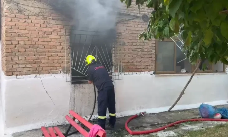 Zjarr në një banesë në Korçë, dyshohet për një viktimë, banorët evakuuohen nga forcat zjarrfikëse