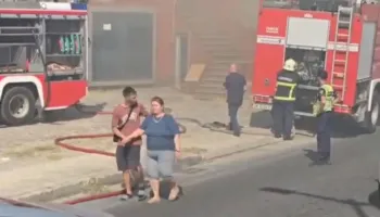 Zjarr në një magazinë në Shkozet, raportohen shpërthime të fuqishme, situata jashtë kontrollit