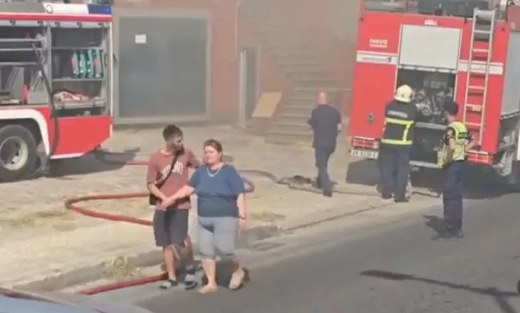 Zjarr në një magazinë në Shkozet, raportohen shpërthime të fuqishme, situata jashtë kontrollit
