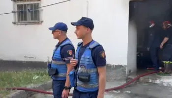 Zjarr në një pallat në Korçë, humb jetën 72-vjeçari