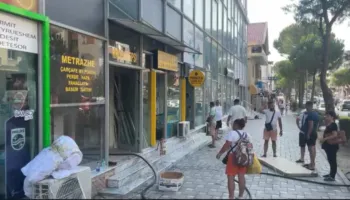 Zjarr në një rrobaqepësi në Lezhë, flakët shkrumbojnë gjithë mallin, raportohet vetëm dëme materiale