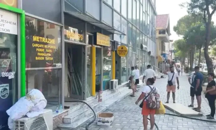 Zjarr në një rrobaqepësi në Lezhë, flakët shkrumbojnë gjithë mallin