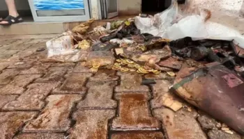 Zjarr në qendër të Elbasanit/ Flakët përfshijnë një biznes, shpëtohen objektet përreth