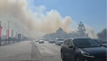 Zjarr në Shijak, tymi mbulon edhe autostradën Durrës-Tiranë