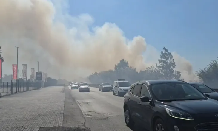 Zjarr në Shijak, tymi mbulon edhe autostradën Durrës-Tiranë