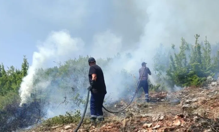 Zjarr në zonën e Qafë Thanës, temperaturat e larta dhe era favorizojnë përhapjen e flakëve, zjarrfikësit në terren