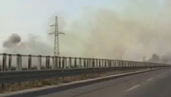 Zjarr pranë autostradës Fier-Vlorë, tymi i dendur vështirëson qarkullimin