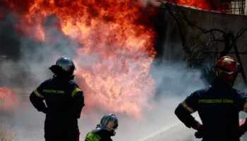 Zjarr pranë bizneseve në Greqi, 6 të plagosur, dy në gjendje kritike. Helikopterë dhe dhjetëra zjarrfikës në operacion