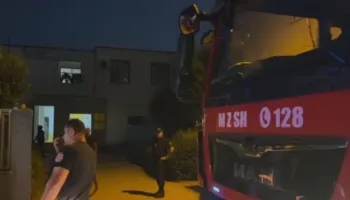 Zjarr pranë Drejtorisë Arsimore në Fier, zjarrfikësit vënë flakët nën kontroll