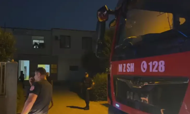 Zjarr pranë Drejtorisë Arsimore në Fier, zjarrfikësit vënë flakët nën kontroll