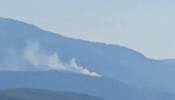 Zjarr pranë Rrugës së Kombit, flakët përfshijnë zonën malore afër tunelit të Kalimashit