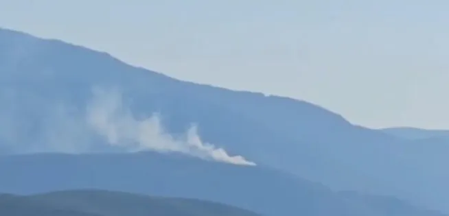 Zjarr pranë Rrugës së Kombit, flakët përfshijnë zonën malore afër tunelit të Kalimashit