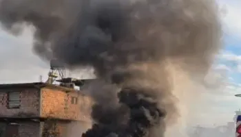 Zjarret ‘nuk ndalen’/ Përfshihet nga flakët një sipërfaqe toke në Durrës, rrezikon disa banesa