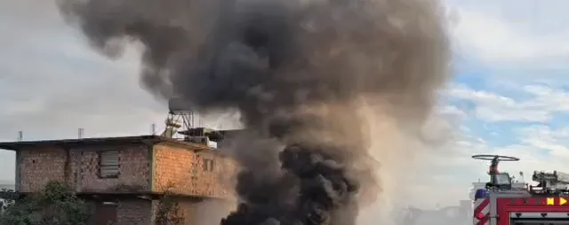 Zjarret ‘nuk ndalen’/ Përfshihet nga flakët një sipërfaqe toke në Durrës, rrezikon disa banesa
