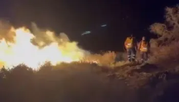 Zjarrfikësit ende në luftë me flakët në Llaman të Himarës, era favorizon përhapjen