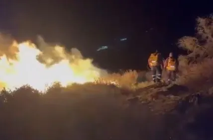 Zjarrfikësit ende në luftë me flakët në Llaman të Himarës, era favorizon përhapjen